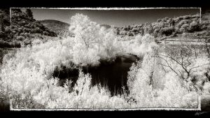 Photo infrarouge Noir et blanc de la Berre à Ripaud dans l'Aude